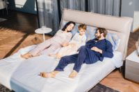 Famiglia a letto con federe cuscino Fabe